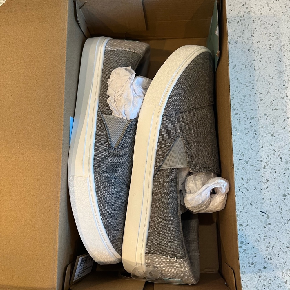 Tom’s luca frost grey size 9.5